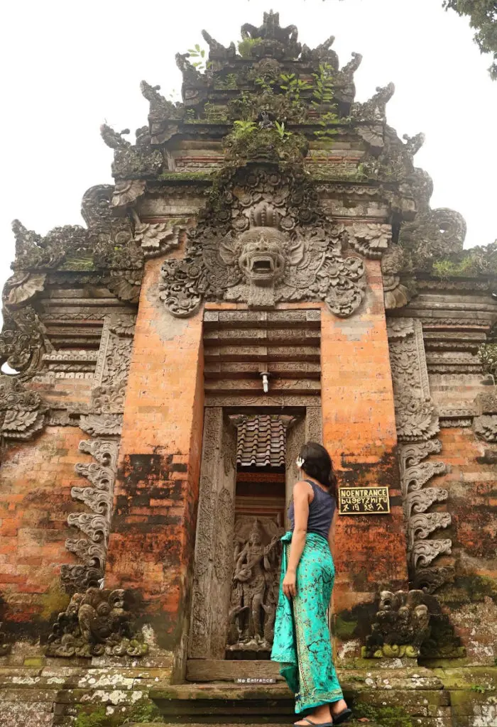 Puerta gran palacio real Ubud Indonesia