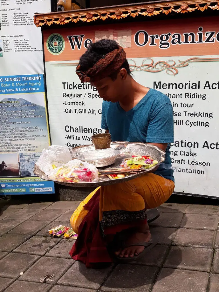 Ofrenda a dioses Bali Indonesia
