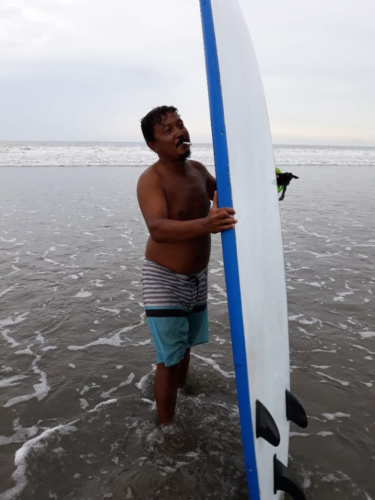 Surfista en Kuta Bali Indonesia