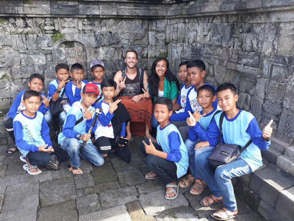 Niños templo Borobudur Indonesia