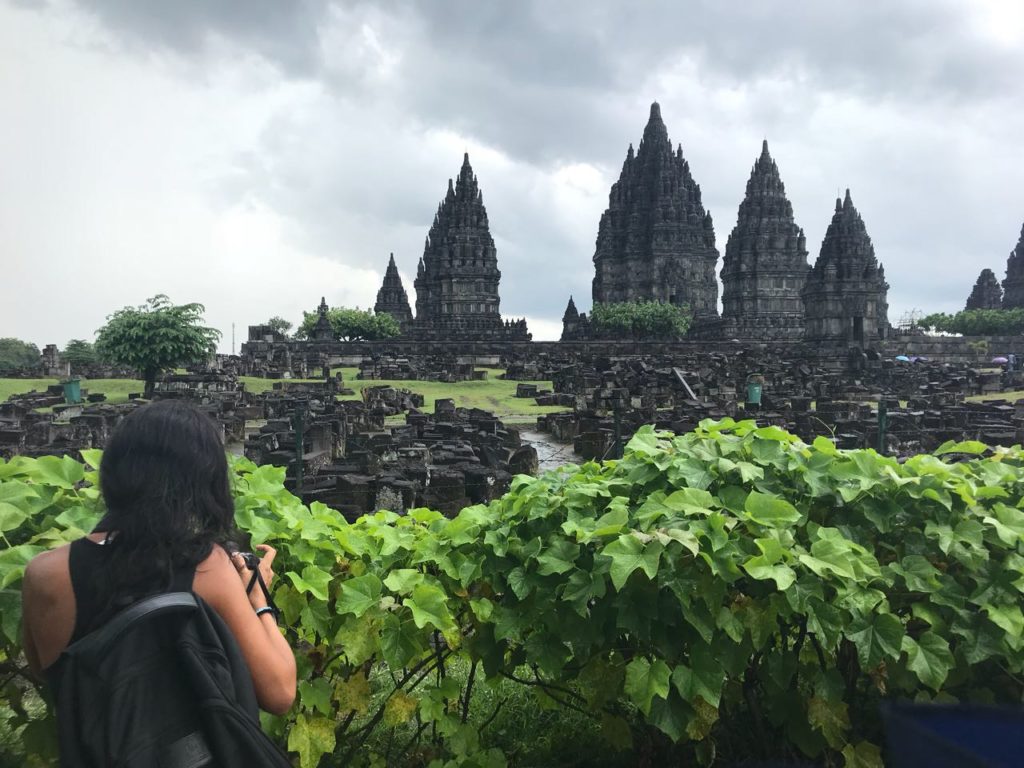 Fachada de templo Prambanan en Indonesia