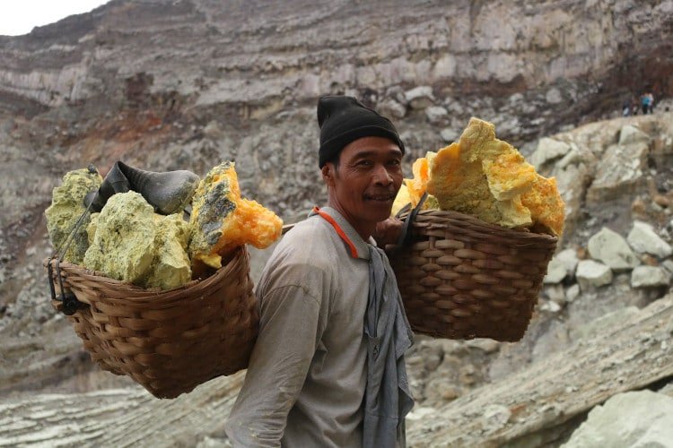 Minero con Azufre Ijen Indonesia