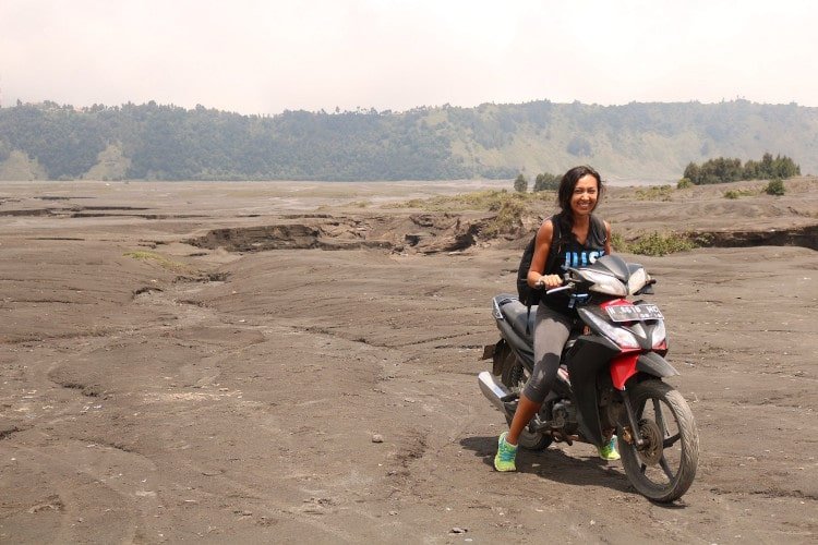 Moto volcán Bromo Indonesia