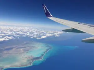 Avión sobrevolando el mar