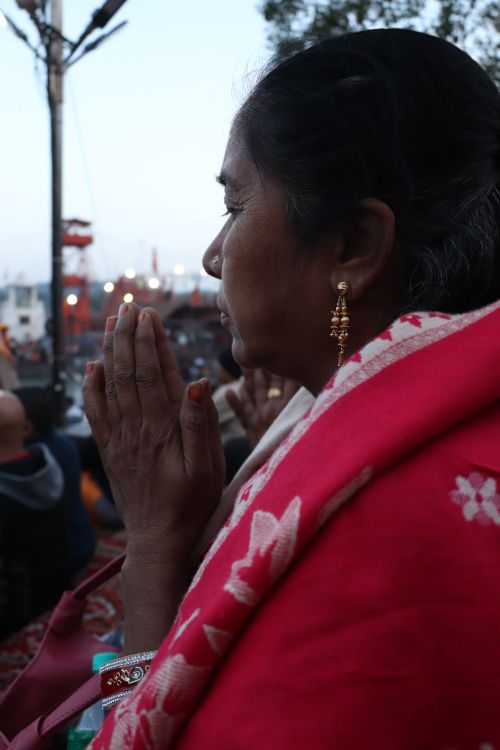 Mujer orando Haridwar India