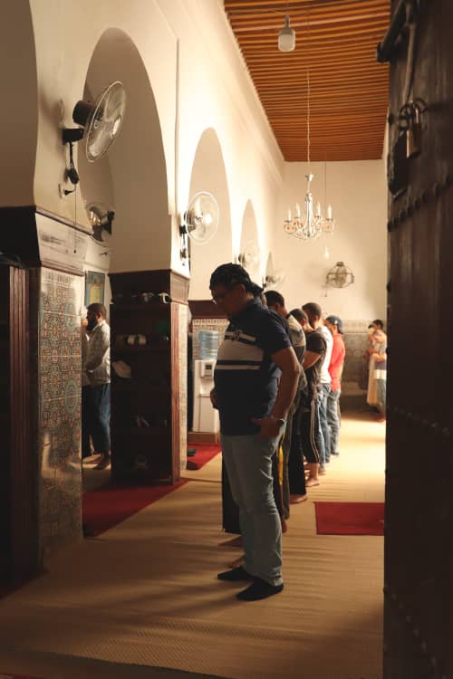Visitar un país árabe hombres mezquita