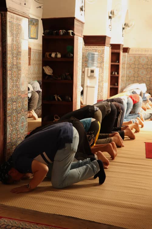 Visitar un país árabe hombres orando