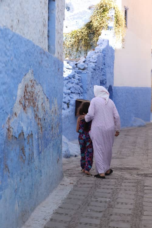 Visitar país árabe mujer en checfchaouen