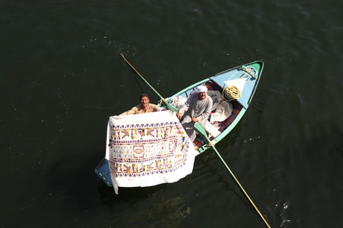 Vendedores egipcios en el crucero por el nilo