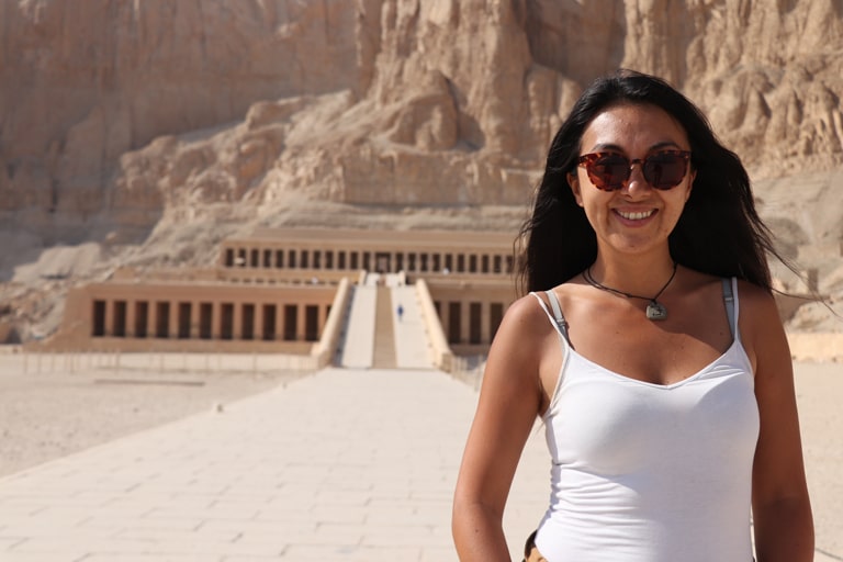mujer viajera en templo de Hatshepsut