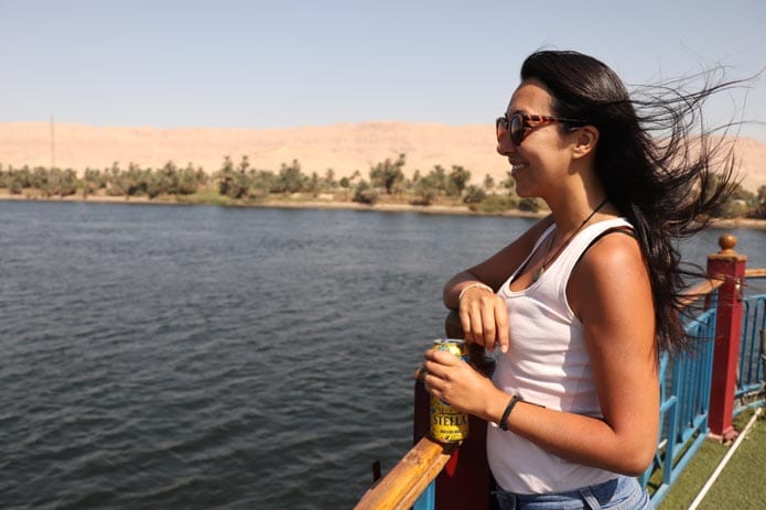 Mujer relajada en el crucero por el Nilo